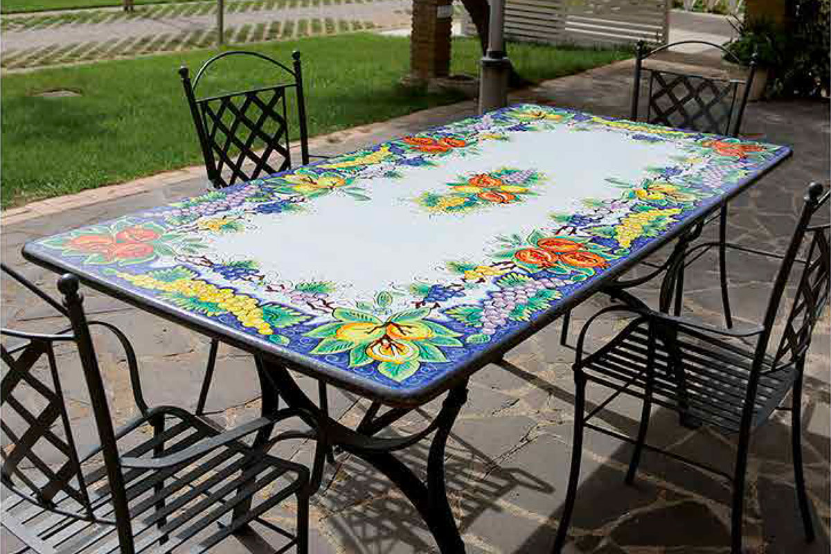 Tavoli in pietra lavica